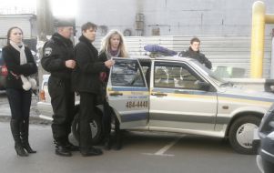 Сотрудники милиции забирают Александру Шевченко