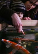 Мати з сином у Водно-інформаційному центрі (Музей води)
