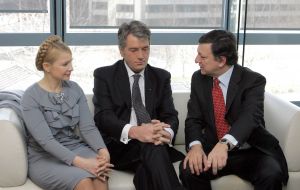 Yuliya Timoshenko, Viktor Yushchenko and Jose Manuel Barrosu