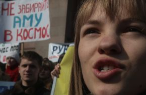 Участница акции протеста
