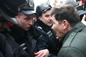 Сотрудники милиции не пропускают пикетирующих