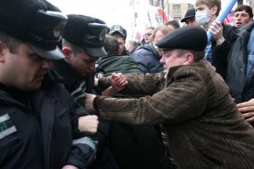 Сотрудники милиции не пропускают пикетирующих
