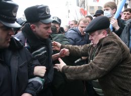 Сотрудники милиции не пропускают пикетирующих