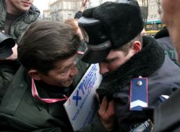 Участник акции протеста разговаривает с сотрудником милиции