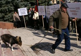 Фермер ведет козу