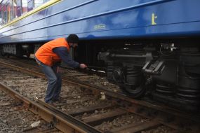 A trackwalker checks up a wheelpair