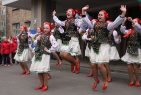 Ученики танцуют