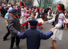 Ученики танцуют