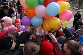 Ученики запускают воздушные шары в небо