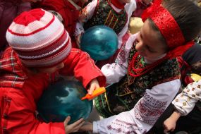 Ученики одной из школ Киева рисуют улыбки на воздушных шарах