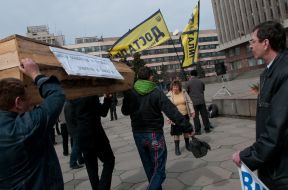 Участники акции протеста «Достали»