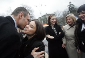 Vitaly Klichko kisses Lilliya Podkopaeva