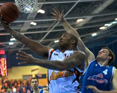 Пі Джей Таккер