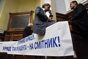 Peoples deputies from Party of regions block a tribune