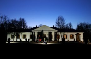 Theatricalizing show participants