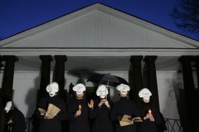 Theatricalizing show participants