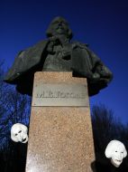 Theatricalizing show participants