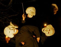 Theatricalizing show participants