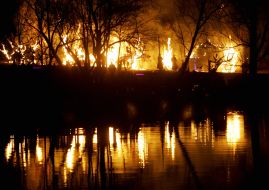 Theatricalizing show near water