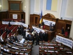 Peoples deputies from Party of regions block a tribune