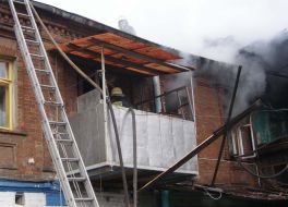 Сотрудники МЧС тушат пожар