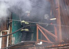 Сотрудники МЧС тушат пожар