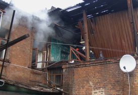 Сотрудник МЧС тушит пожар