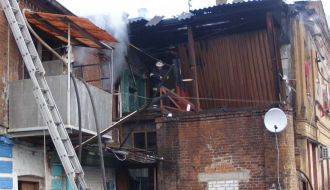 Сотрудник МЧС тушит пожар