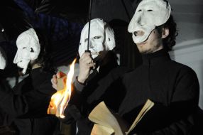 Theatricalizing show participants