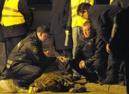 Эксперты-криминалисты осматривают труп