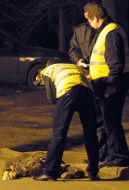 Эксперты-криминалисты осматривают труп