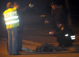 Эксперты-криминалисты осматривают труп