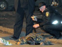 Эксперты-криминалисты осматривают труп