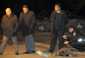 Эксперты-криминалисты осматривают труп