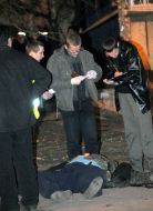 Эксперты-криминалисты осматривают труп