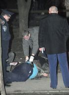 Эксперты-криминалисты осматривают труп