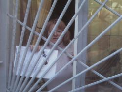 Woman which barricaded oneself in a library