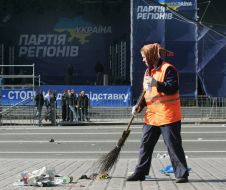 Уборщица подметает дорогу