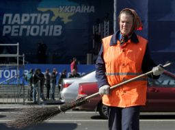 Уборщица подметает дорогу
