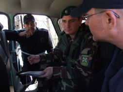 Прикордонник та cпівробітники спеціальної місії ”EUBAM”