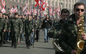 Участники акции ”Киев - территория свободная от продажной политики и хлама”