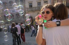 Девушка надувает мыльные пузыри