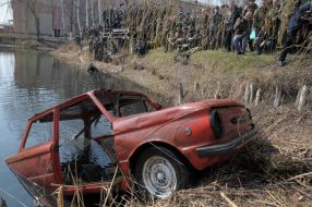 Извлеченный из воды автомобиль