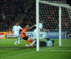 Tomash Hyubshman and Steve Mandanda