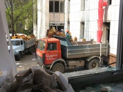 A lorry-load takes out the broken furniture from Moldavia parliament building