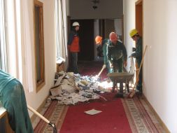 Прибиральники підмітають в розгромленому холі будівлі парламенту Молдавії