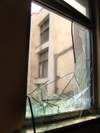 Розбите вікно в будівлі парламенту Молдавії