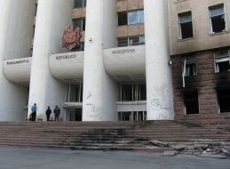 Обгорілі вікна в будівлі парламенту Молдавії