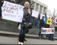 Акція протесту опозиційно настроєної молоді біля будівлі Кабінету міністрів Молдавії