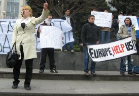 Акція протесту опозиційно настроєної молоді біля будівлі Кабінету міністрів Молдавії